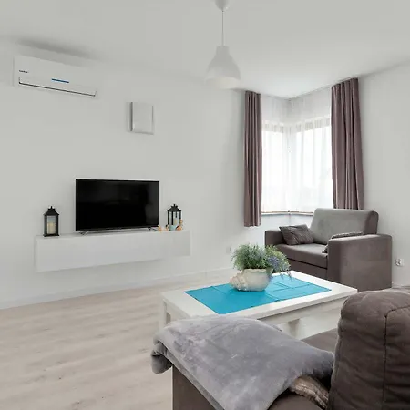 Klimatyzowane Z Parkingiem, Tarasem Lub Balkonem By Renters Διαμέρισμα